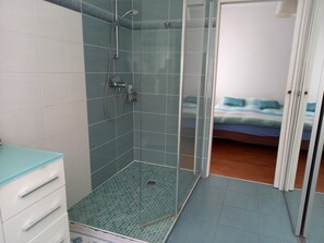 Dusche, Haartrockner, Handtücher