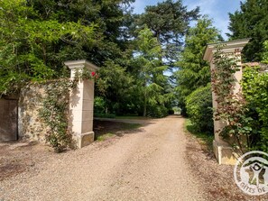 Property grounds - Charming 15th-Century Family Cottage in Loire Vineyards with Park, Terrace, and Leisure Facilities (Rochefort-sur-Loire)