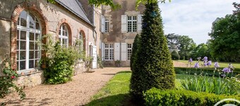 Charming 15th-Century Family Cottage in Loire Vineyards with Park, Terrace, and Leisure Facilities