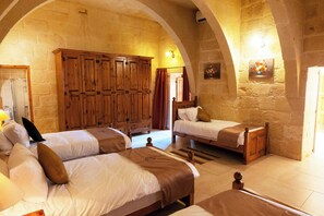 Standard Villa, Multiple Bedrooms (Villeleynah Amazing Gozitan Villa +) | 5 bedrooms, free WiFi, bed sheets -  Villeleynah Amazing Gozitan Villa + Pool (Munxar)