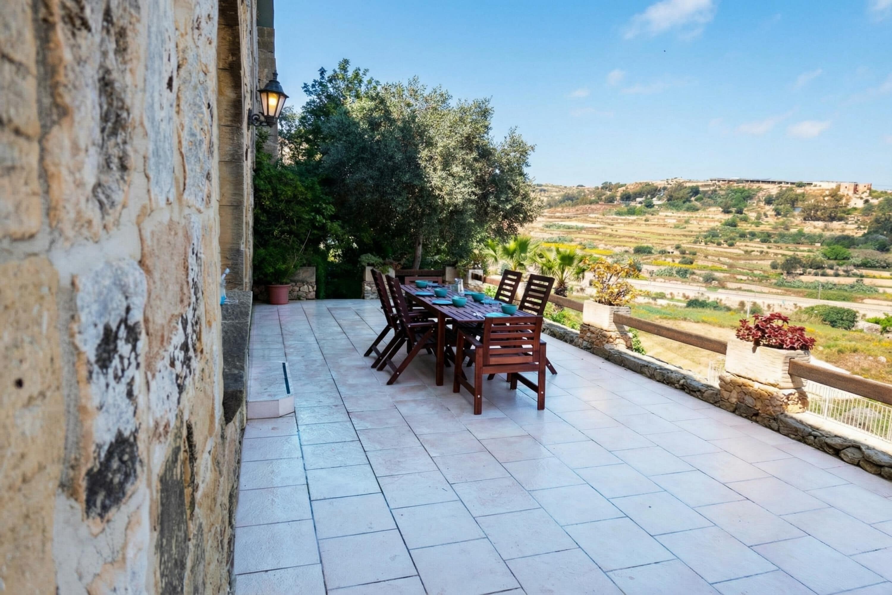 Standard-huvila, 5 makuuhuonetta, parveke (Villeleynah Amazing Gozitan Villa +) | Ulkoruokailutilat