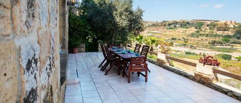 Standard-huvila, 5 makuuhuonetta, parveke (Villeleynah Amazing Gozitan Villa +) | Ulkoruokailutilat