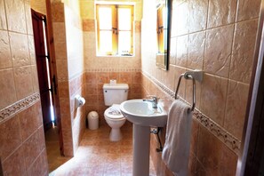 Standard Villa, Multiple Bedrooms (Villeleynah Amazing Gozitan Villa +) | Bathroom | Separate bathtub and shower, towels, soap, shampoo -  Villeleynah Amazing Gozitan Villa + Pool (Munxar)
