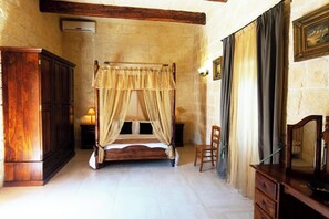 Standard Villa, Multiple Bedrooms (Villeleynah Amazing Gozitan Villa +) | 5 bedrooms, free WiFi, bed sheets -  Villeleynah Amazing Gozitan Villa + Pool (Munxar)