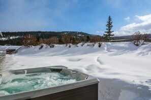 Outdoor spa tub - Book for Winter! Spacious Home near Town Center with Hot Tub! Mountain Views! (Big Sky)