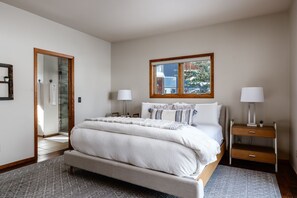 5 bedrooms, desk, iron/ironing board, free WiFi - Book for Winter! Spacious Home near Town Center with Hot Tub! Mountain Views! (Big Sky)