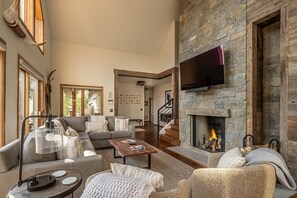 Televisie, een open haard, een computerscherm en een printer