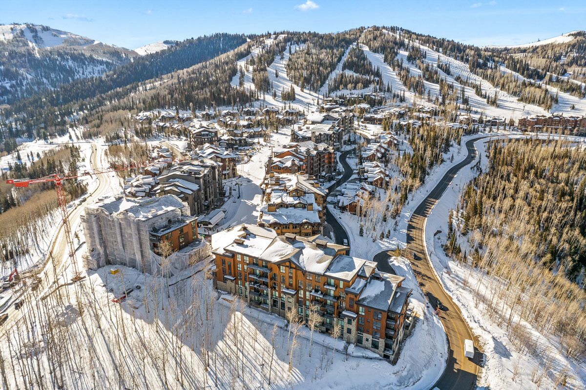 3 Bedroom Ski-in, Ski-out Condo with Mountain Views