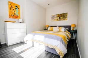 1 soverom, skrivebord, strykejern/-brett og reiseseng for barn