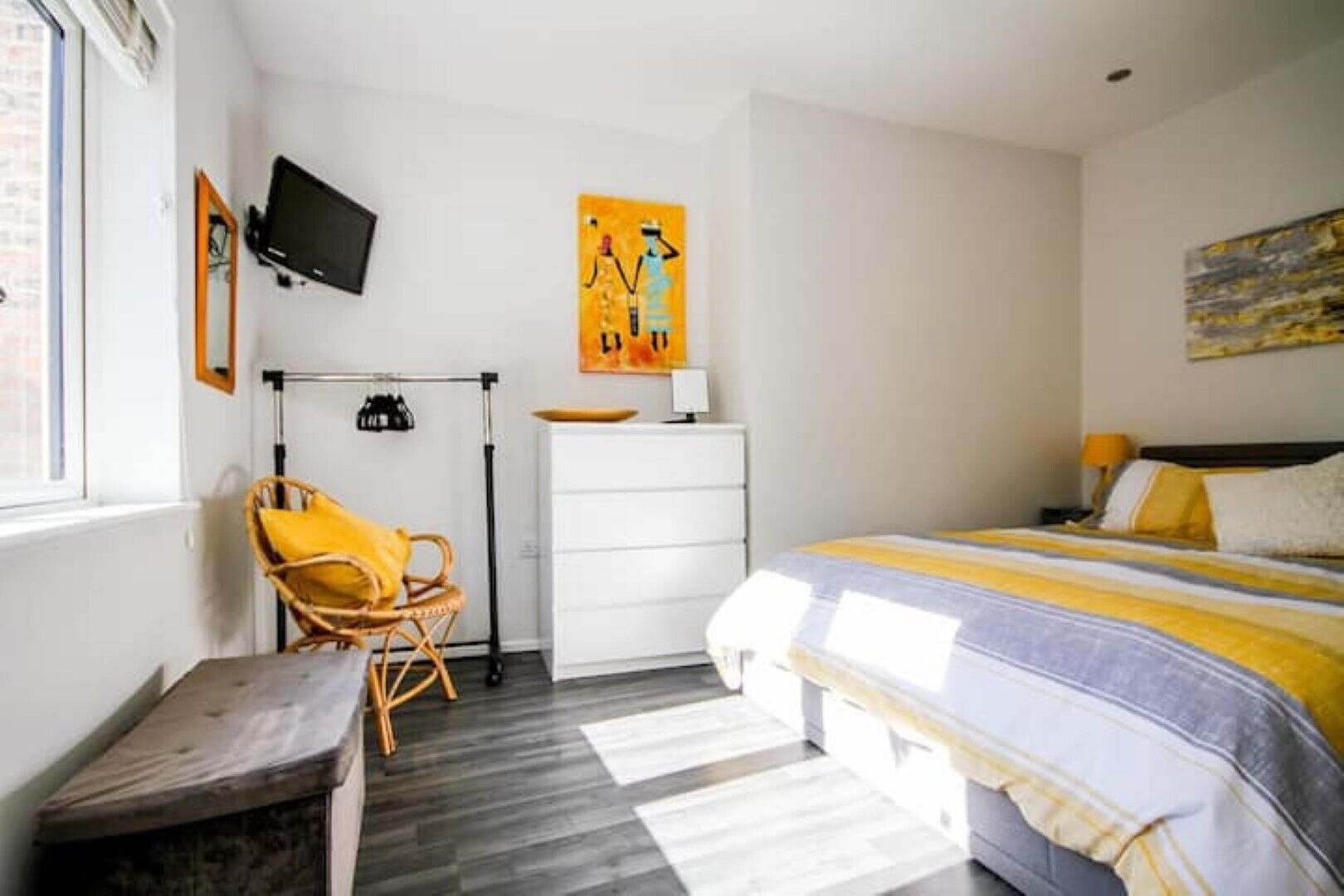 1 soverom, skrivebord, strykejern/-brett og reiseseng for barn