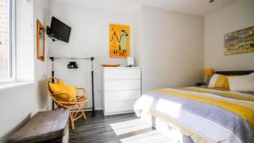 1 soverom, skrivebord, strykejern/-brett og reiseseng for barn