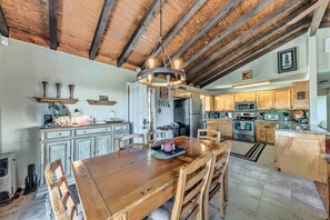 Réfrigérateur, micro-ondes, plaque de cuisson, lave-vaisselle