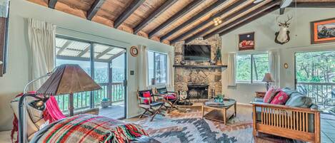 TV, fireplace