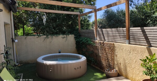 Outdoor spa tub