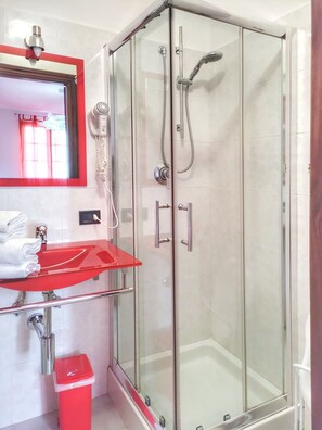Ensemble baignoire-douche, séchoir à cheveux, bidet, savon