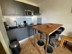 Kühlschrank, Mikrowelle, Herdplatte