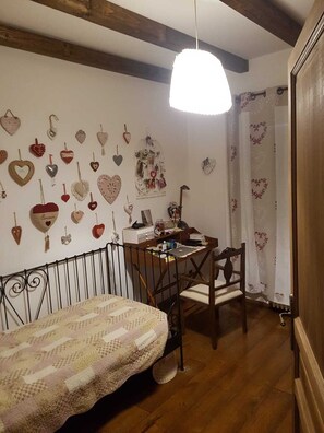 5 bedrooms, desk, travel crib, WiFi