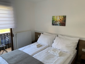 Suite (Guesthouse Family Bosnic - Suite Room) | Escritorio, espacio para trabajar con laptop y wifi gratis 