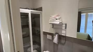 Standard Double Room | Bathroom | Shower, rainfall showerhead, towels