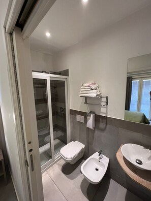 标准双人房 | 浴室 | 淋浴设施、大花洒淋浴喷头、毛巾