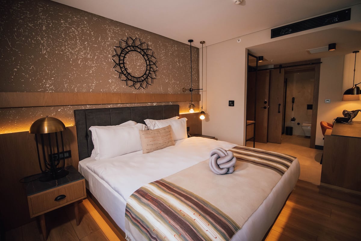 Klassieke tweepersoonskamer | Luxe beddengoed, een kluis op de kamer, een laptopwerkplek