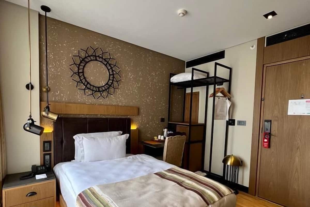 Economy eenpersoonskamer | Luxe beddengoed, een kluis op de kamer, een laptopwerkplek