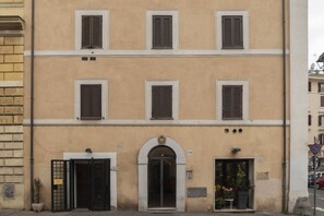 Exterior - GuestHost - Comfortable 70 sqm apartment that can accommodate up to 4 people, located on the first floor of a building without a lift. The property is located in the center of Rome a few steps from the Colosseum and via dei Fori Imperiali from which you  (Roma)