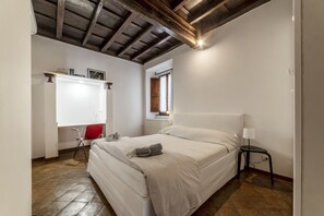 1 bedroom, WiFi - GuestHost - Comfortable 70 sqm apartment that can accommodate up to 4 people, located on the first floor of a building without a lift. The property is located in the center of Rome a few steps from the Colosseum and via dei Fori Imperiali from which you  (Roma)