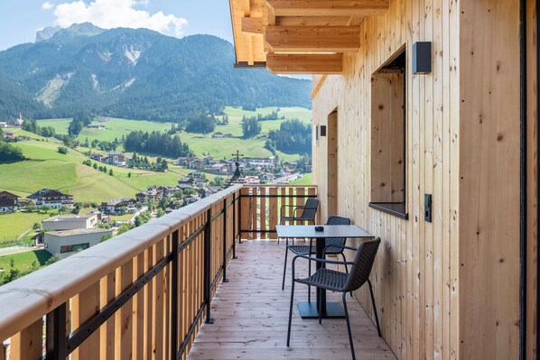 Outdoor dining - NEW Lippmöshof Holiday Apartment Poma with Mountain View, Garden, Balconies and Wi-Fi (Villnöss)