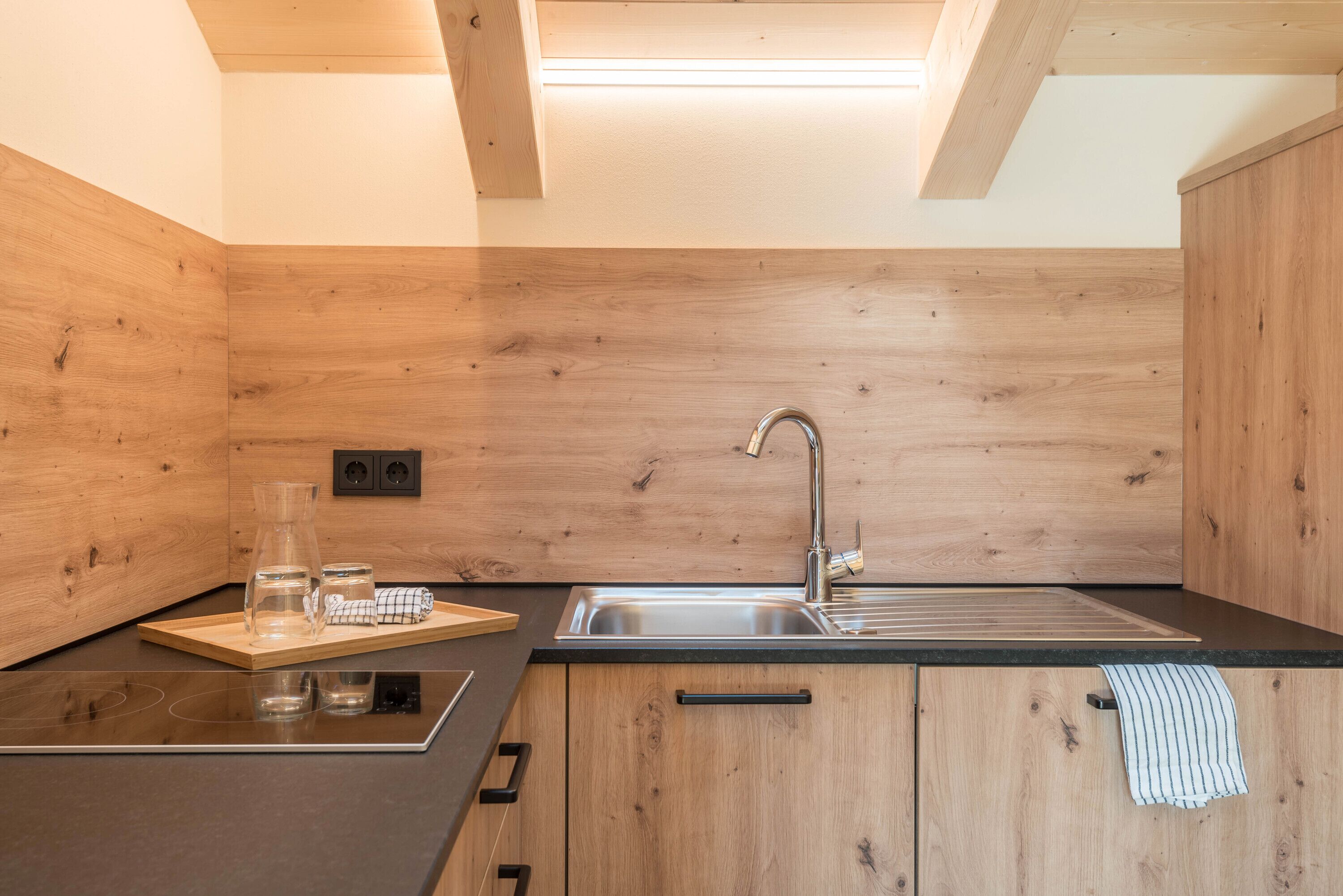 Réfrigérateur, plaque de cuisson, lave-vaisselle, cafetière/bouilloire