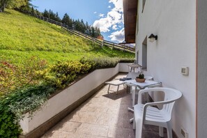 Outdoor dining - Apartment 'Prapoz Typ B3' with Mountain View, Garden & Wi-Fi (Ortisei)