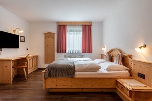 1 bedroom, iron/ironing board, free WiFi, bed sheets - Apartment 'Prapoz Typ B3' with Mountain View, Garden & Wi-Fi (Ortisei)