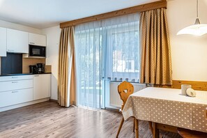 Kühlschrank, Mikrowelle, Herdplatte, Geschirrspüler