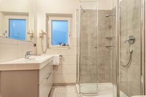 Douche, sèche-cheveux, serviettes fournies