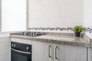 Jääkaappi, mikroaaltouuni, uuni, liesi