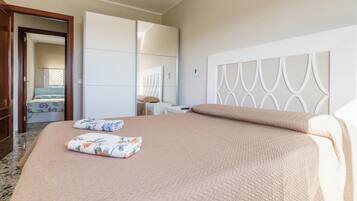 3 makuuhuonetta, silitysrauta/-lauta, ilmainen Wi-Fi, vuodevaatteet