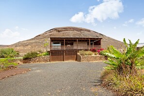 Exterior - Tayu Eco Villa – Mountain Views, Garden & Pool in Villaverde (Villaverde)