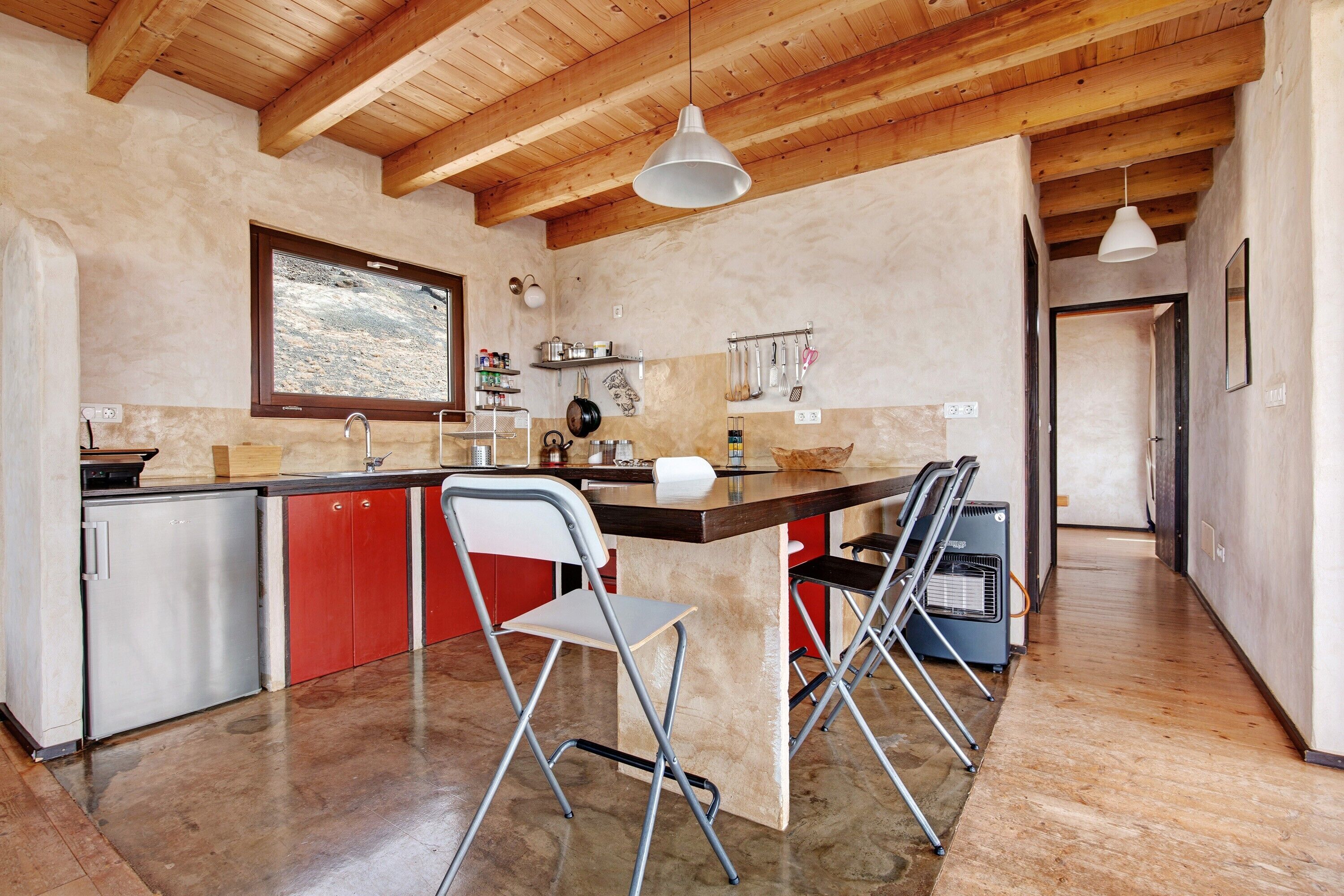 Fridge, oven, stovetop, coffee/tea maker