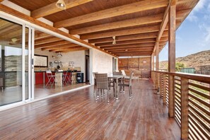 Outdoor dining - Tayu Eco Villa – Mountain Views, Garden & Pool in Villaverde (Villaverde)