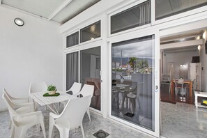 Outdoor dining - Holiday Apartment 'Apartamento Costa Adeje' with Private Terrace, Wi-Fi and Air Conditioning (Adeje)