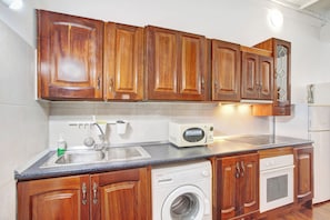 Frigorífico, microondas, horno y placa de cocina