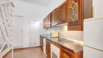 Een koelkast, een magnetron, een oven, een kookplaat