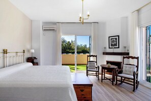 6 slaapkamers, een strijkplank/strijkijzer, gratis wifi, beddengoed