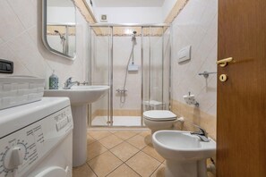 Dusche, kostenlose Toilettenartikel, Haartrockner, Handtücher