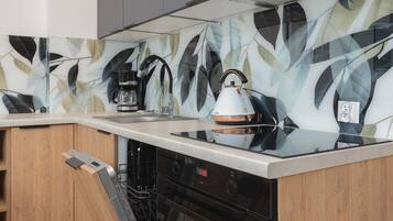 Fridge, oven, stovetop, dishwasher