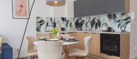 Fridge, oven, stovetop, dishwasher