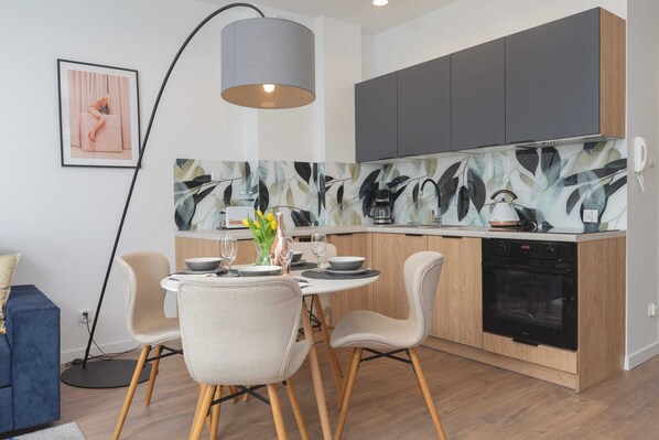 Fridge, oven, stovetop, dishwasher