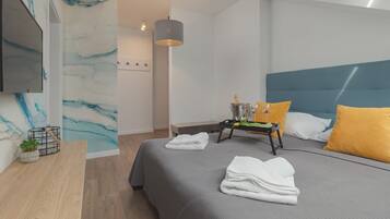 1 habitación, escritorio, tabla de planchar con plancha y wifi