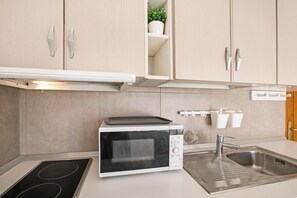 Fridge, microwave, stovetop, coffee/tea maker - Holiday Home "Estudio 3 Costa Adeje" with Sea View & Terrace (Adeje)