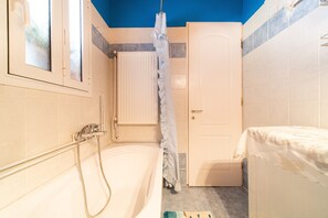 Bathtub, towels